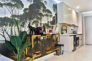 Kjøleskap, mikrobølgeovn, ovn og kokeplater