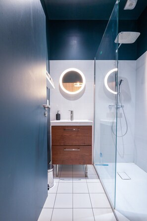 Apartment | Bathroom - Urban Calm - Bright & Modern Stay (Le Mans)