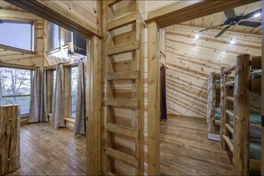 3 bedrooms, desk, iron/ironing board, free WiFi - Three Bears Hideout, Mountain Views, Relaxing pool retreat (Broken Bow)