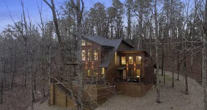 Three Bears Hideout, Mountain Views, Hot Tub– Sleeps 10