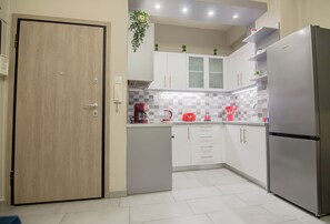 Réfrigérateur, four, plaque de cuisson, cafetière/bouilloire