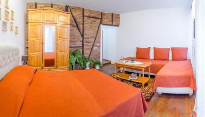 รูม-ชาร์มิง เกสต์ รูม อิน ฮิสทอริก เวล