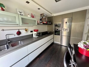 Microondas, horno, placa de cocina