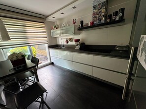 Microondas, horno, placa de cocina
