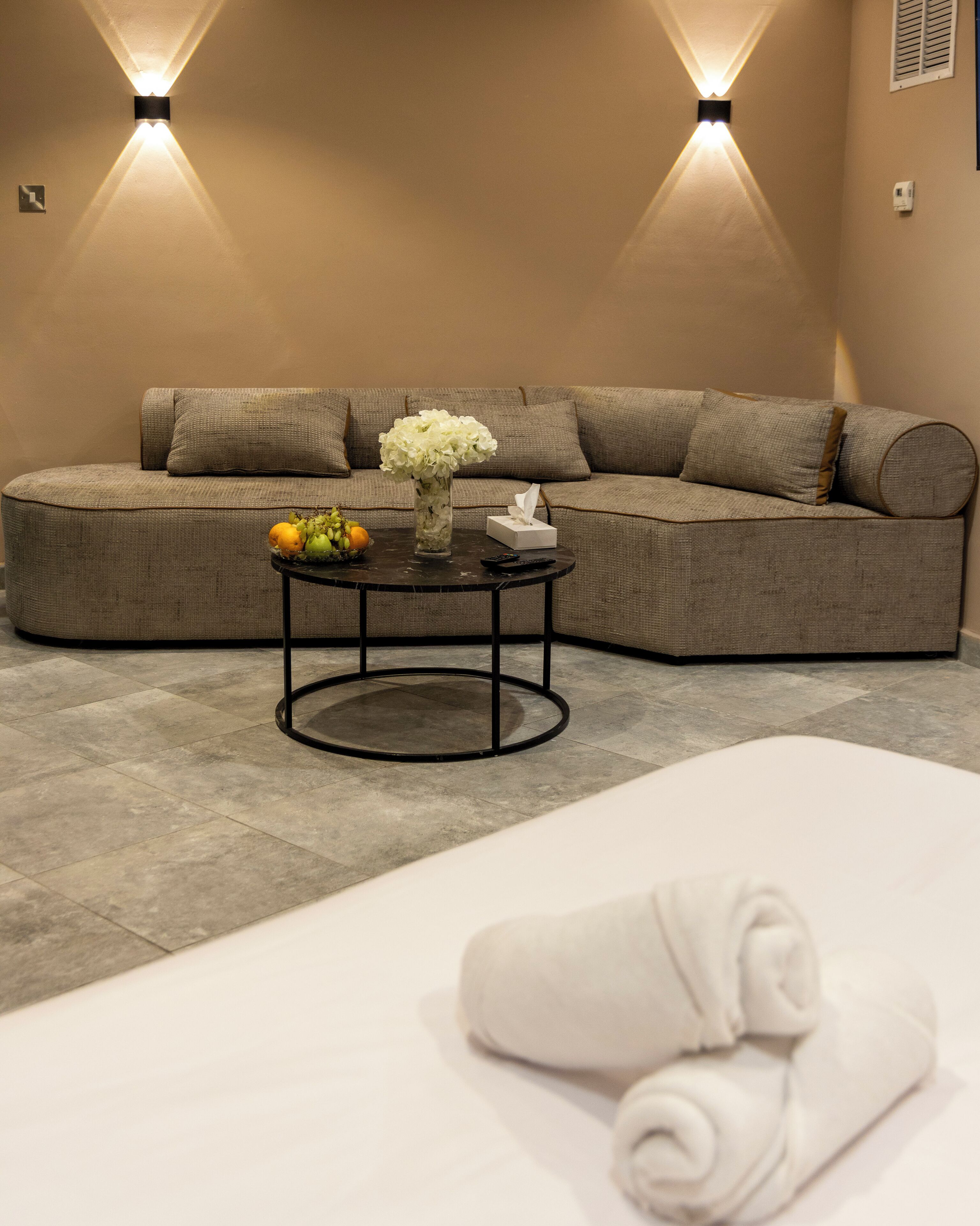 Tabla de planchar con plancha, wifi gratis y ropa de cama 
