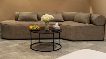Tabla de planchar con plancha, wifi gratis y ropa de cama