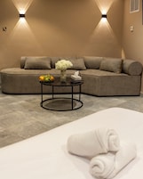 Tabla de planchar con plancha, wifi gratis y ropa de cama