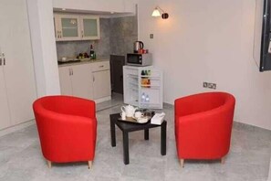 Eenvoudige suite, uitzicht op de stad | Een strijkplank/strijkijzer, gratis wifi, beddengoed