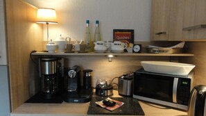 Réfrigérateur, four à micro-ondes, un four, surface de cuisson