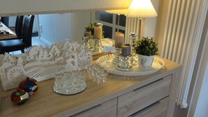 A kitchen counter with a decorative cutout, candles, a lamp, and a potted plant. - 5 Sterne Fewo-Pausendomizil' with Private Terrace, Private Garden and Wi-Fi (Ebstorf)