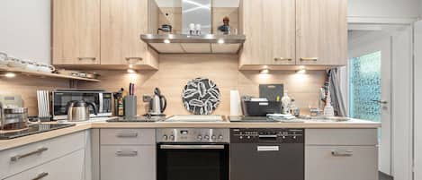 Kühlschrank, Mikrowelle, Ofen, Herdplatte