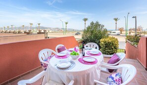 Apartamento | Restaurante al aire libre