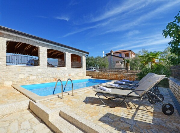 Villa | Pool | Indendørs pool, udendørs pool