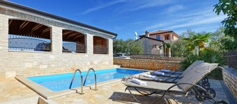 Great Villa With Balcony