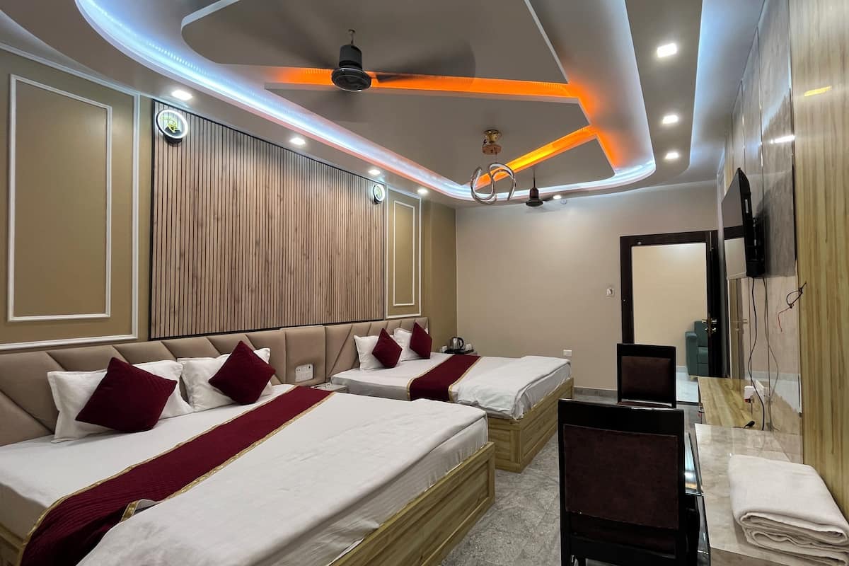 Premium Quadruple Room | Peti besi dalam bilik, meja, ruang kerja komputer riba
