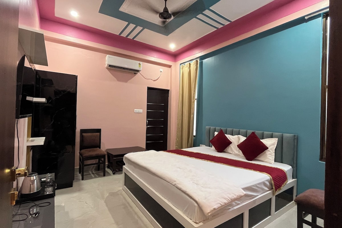 Deluxe Double Room, Garden View | Peti besi dalam bilik, meja, ruang kerja komputer riba