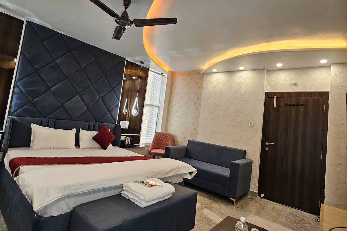 Premium Double Room | Peti besi dalam bilik, meja, ruang kerja komputer riba