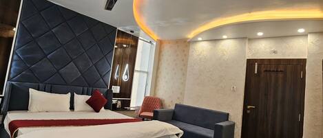 Quarto casal premium | Cofres nos quartos, escrivaninha, espaço de trabalho para notebook