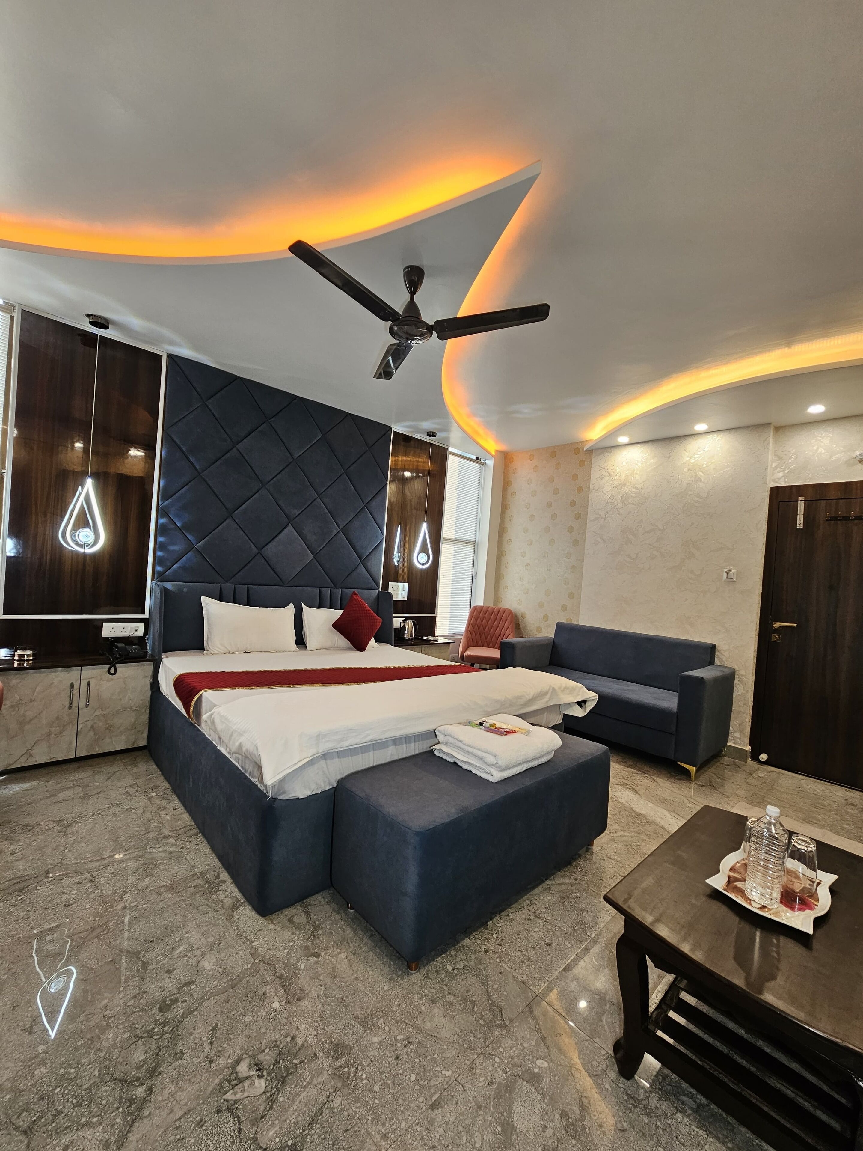 家庭客房 | 客房內保險箱、書桌、筆電工作空間、熨斗/熨衣板