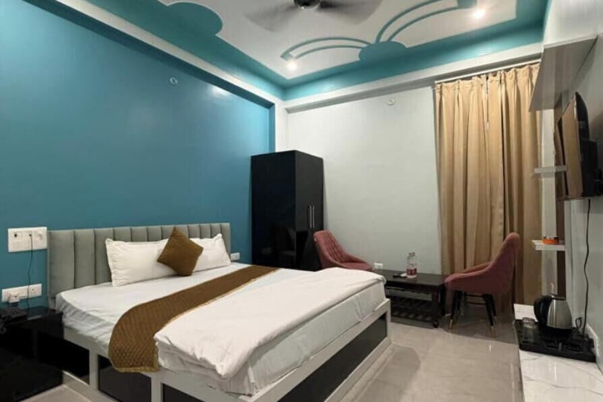 Deluxe Double Room, Garden View | In-room safe, desk, laptop workspace, iron/ironing board