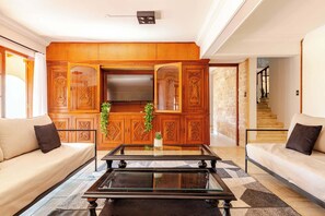 TV, fireplace, offices - MOT Rentals + Villa Wine House Escorihuela Gascon Winery (Mendoza)