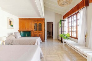 9 bedrooms, desk, iron/ironing board, travel cot - MOT Rentals + Villa Wine House Escorihuela Gascon Winery (Mendoza)