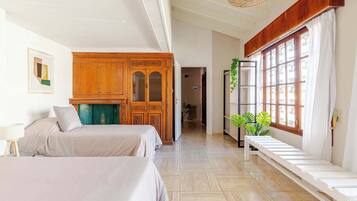 9 bedrooms, desk, iron/ironing board, travel cot
