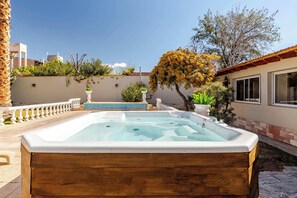 Outdoor spa tub - MOT Rentals + Villa Wine House Escorihuela Gascon Winery (Mendoza)