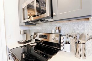 Refrigerador, microondas, horno, placa de cocina