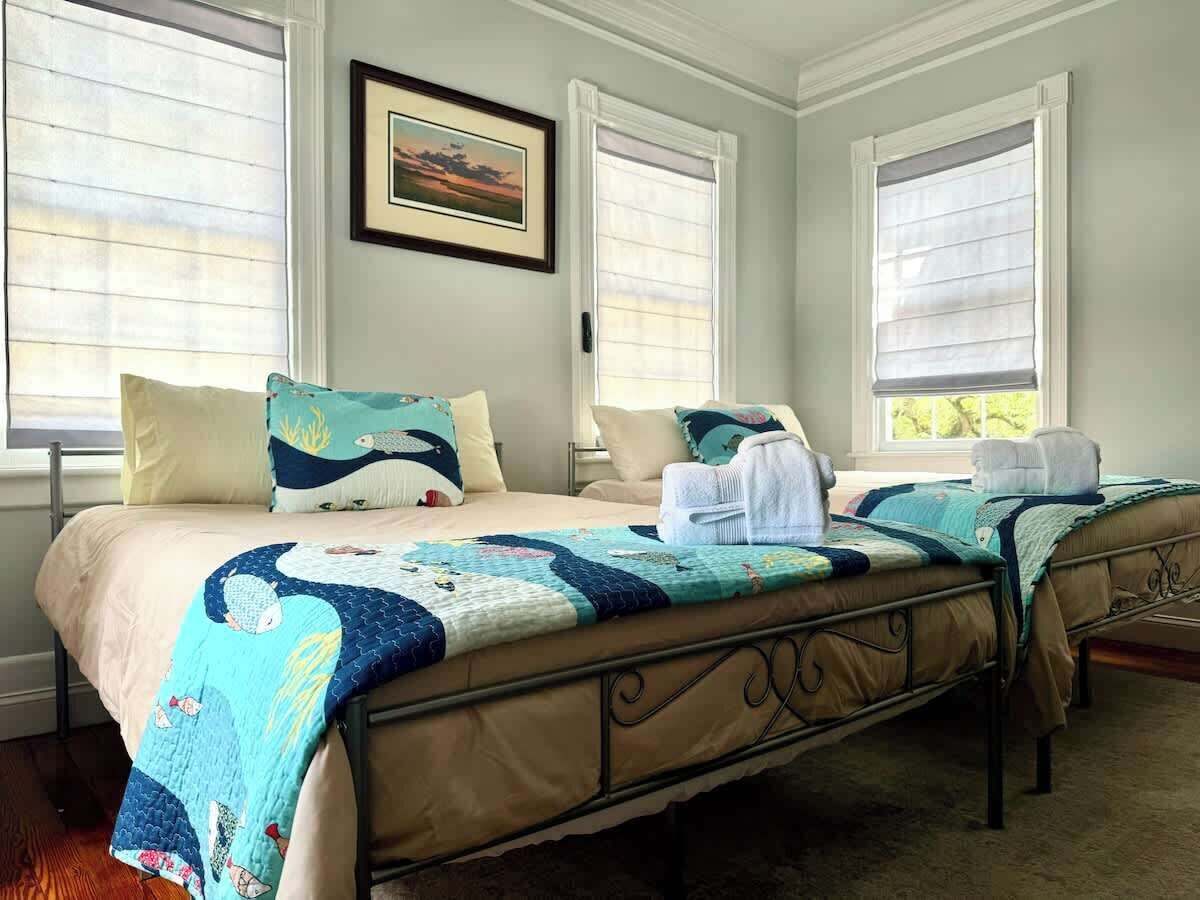 2 bedrooms, iron/ironing board, free WiFi, bed sheets