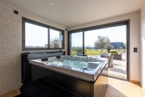Villa | Bathroom | Bathtub