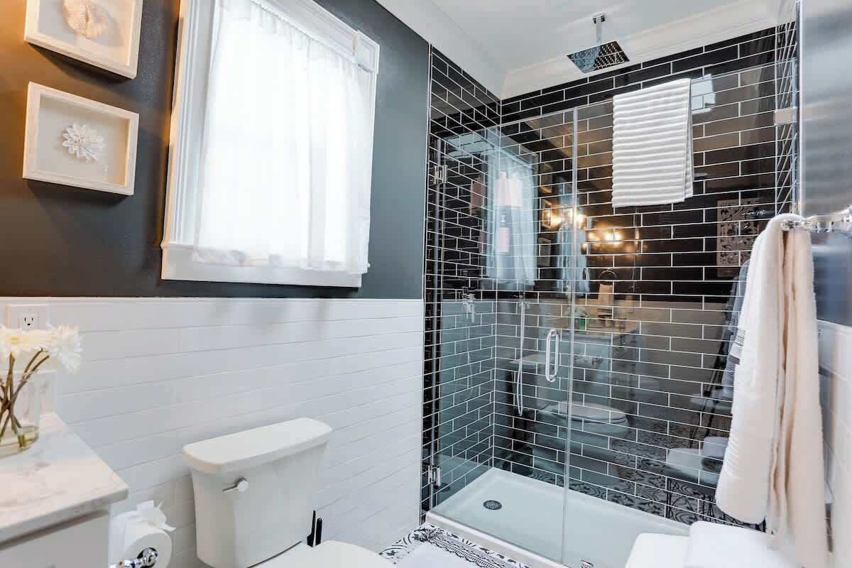 Une salle de bain moderne avec une douche à parois de verre, des toilettes et un lavabo.