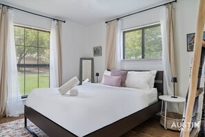 3 bedrooms, desk, iron/ironing board, free WiFi