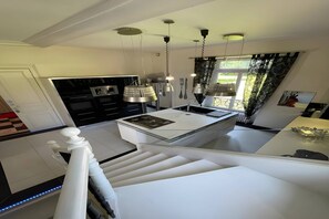 Kühlschrank, Mikrowelle, Ofen, Herdplatte