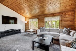 Televisie, een open haard, tafelvoetbal en een kantoor