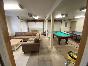 تلفزيون، مدفأة، مكتب