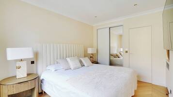 Apartment | 2 bedrooms, laptop workspace, iron/ironing board, bed sheets