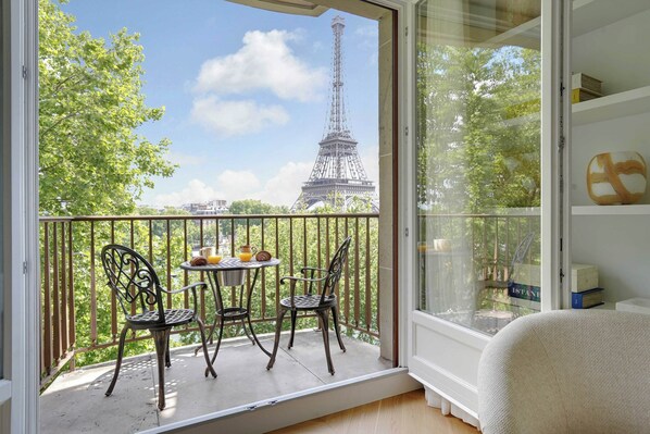 Apartment | Outdoor dining - Luxurious Apartment - 2br- 6P Eiffel Tower View (Paris)