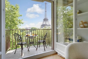 Apartment | Outdoor dining