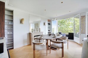 Apartment | Dining - Luxurious Apartment - 2br- 6P Eiffel Tower View (Paris)