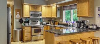 2 Mi to Woodbury Wildlife Area: Cozy Farmhouse!