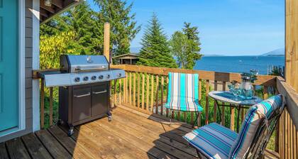 6 Mi to Main St: Oceanfront Cottage in Ketchikan