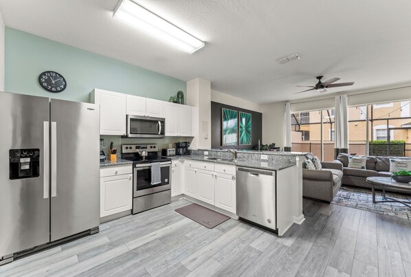 Refrigerador, microondas, horno y parrilla de estufa 