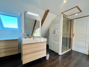 Shower, hair dryer, towels