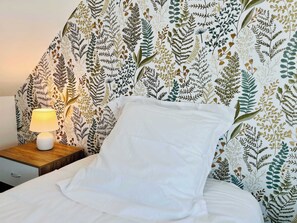 2 bedrooms, iron/ironing board, WiFi, bed sheets