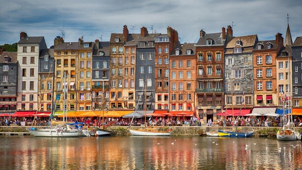 A waterfront with historic buildings, boats, and a crowd of people. - Elegant Chateau Escape for 2 - Nature & Calm (Nointot)