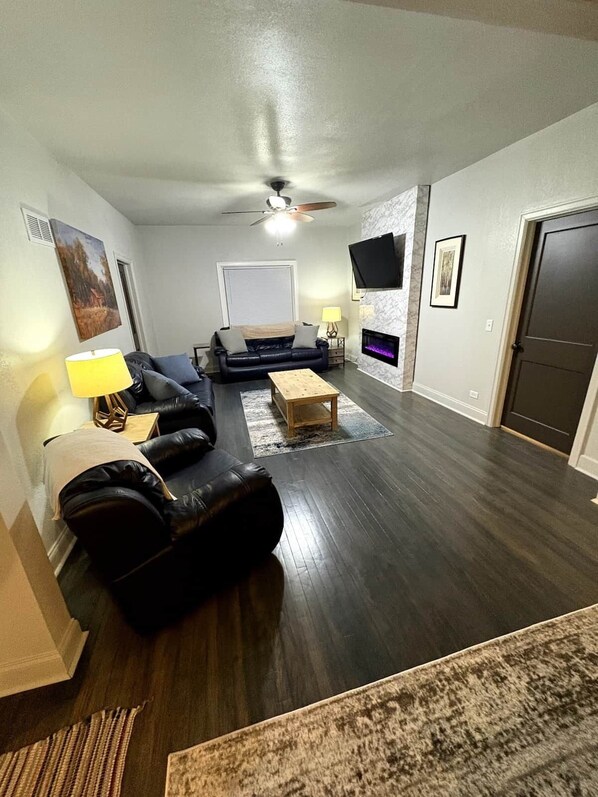 Smart TV, fireplace