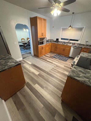Kühlschrank, Mikrowelle, Ofen, Herdplatte