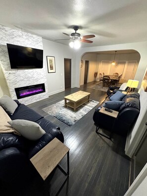 Smart TV y chimenea 