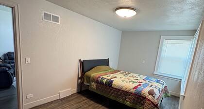 Charming 3-bedroom main floor apartment 5 minutes from Sandlake Wild life refuge